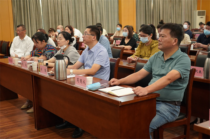 /uploads/image/2021/09/18/5b17364574705e636adee75164949366.jpg 领导.jpg