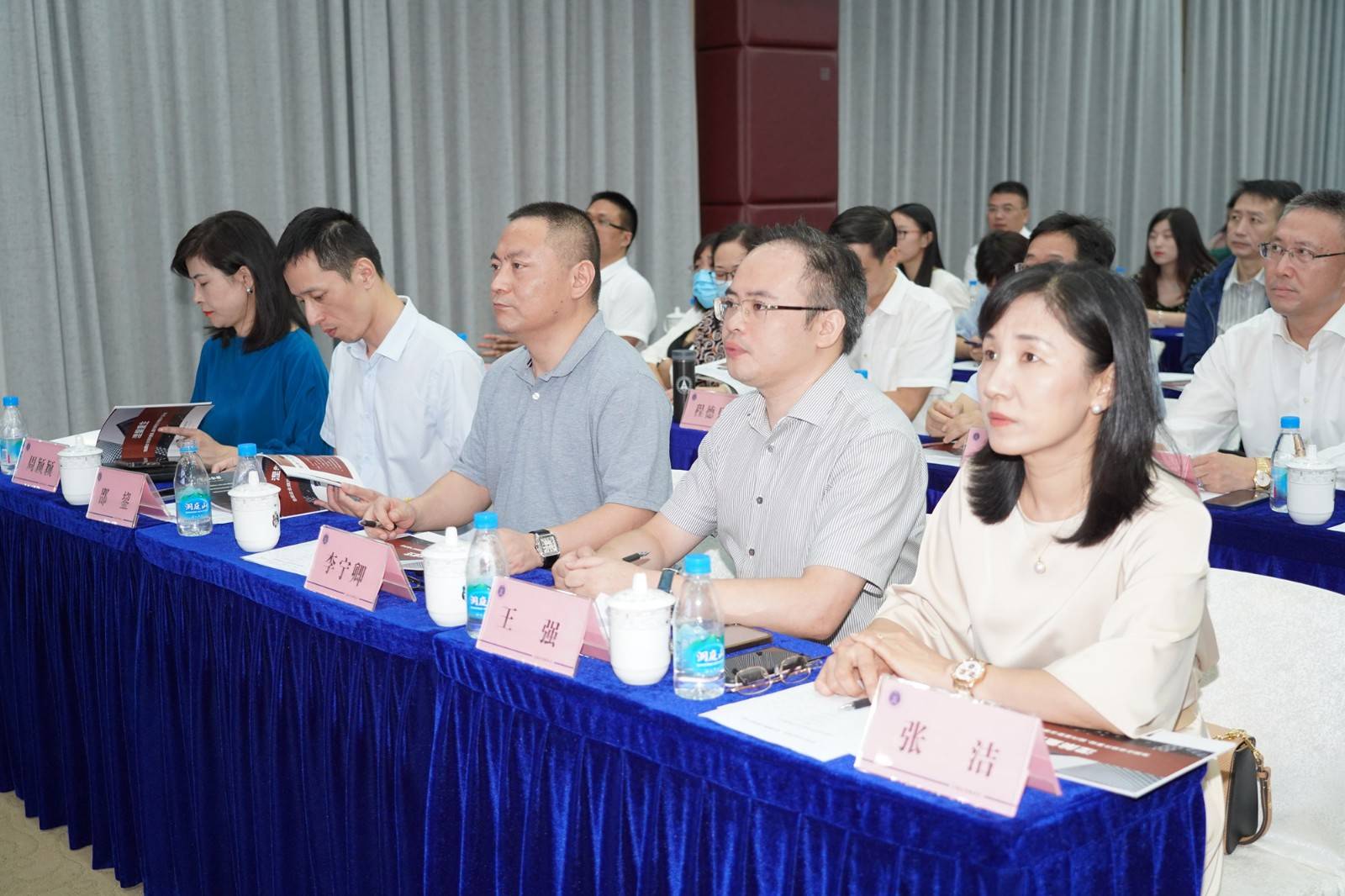 /uploads/image/2021/09/18/b2b28a6bdcbc27a62a50c2cdde410c3e.jpg 评委.jpg